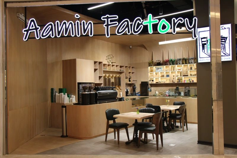 آمین فاکتوری بیش از یک کافه است! این کافیشاپ یک قهوهخانه به سبک مدرن است که تاکید زیادی بر قهوههای تخصصی و فروش محصولات مرتب با قهوه دارد. این کافه با یک فضای چوبی، دکوراسیون صنعتی و طراحی مینیمالیست توانسته محیط خود را مطابق با المانهای امروزی طراحی کند.