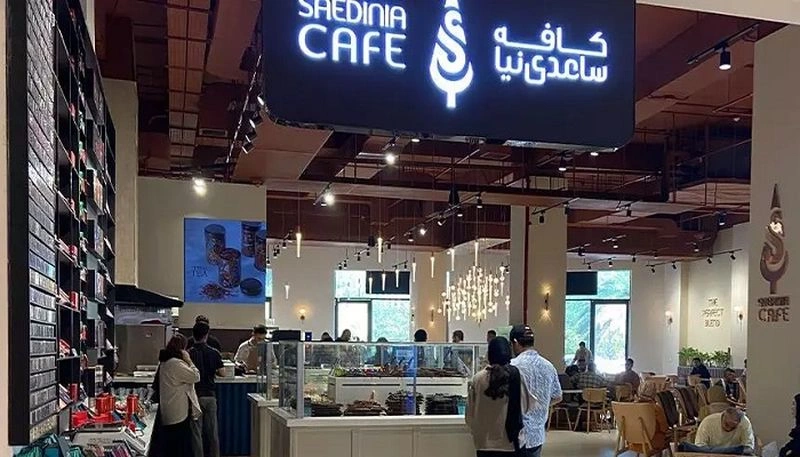 کافه ساعدینیا یکی از بهترین کافههای میکامال کیش است که در شهریور ۱۴۰۲ هجری شمسی در جزیره کیش به مساحت بیش از ۳۰۰ متر مربع افتتاح شد. این مکان به عنوان سومین شعبه کافههای زنجیرهای ساعدینیا در کیش شناخته میشود.