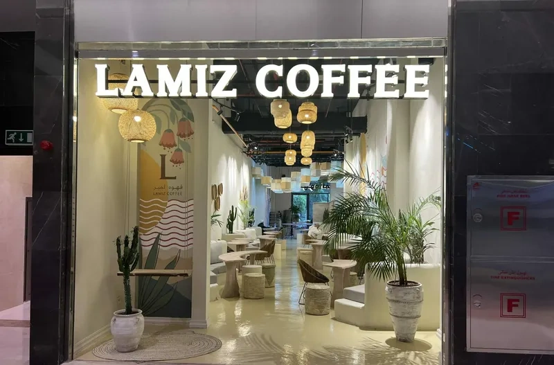 قهوه لمیز به عنوان بزرگترین کافیشاپ زنجیرهای در ایران با ۲۵ شعبه در سراسر کشور شناخته میشود. با گذشت سالها، لمیز به یک برند محبوب در بین علاقهمندان به قهوه تبدیل شد و هم اکنون یکی از بهترین کافههای میکامال کیش است.