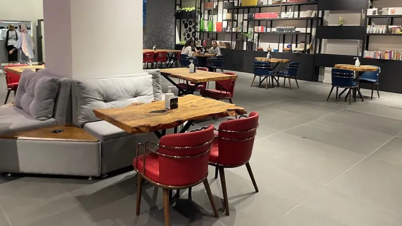 امکافه یک کافه رستوران شیک در مرکز خرید میکامال کیش است. این کافه رستوران مکانی ایدهآل برای مهمانیها، تولدها و گردهماییهای دوستانه است. بازدیدکنندگان میتوانند برای صرف غذا برای صبحانه، ناهار و شام یا نوشیدن قهوه به ام کافه بروند و از فضایی دلپذیر آن لذت ببرند.