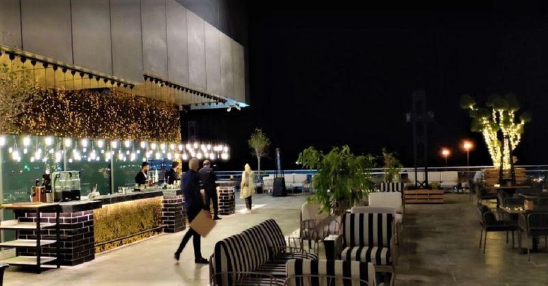 کافههای میکامال کیش میتوانند برای شما تجربهای متفاوت از حضور در این جزیره زیبا ایجاد کنند. شما بعد از گشتوگذار در مرکز خرید میکامال کیش، مطمئنا دلتان هوس یک قهوه و کیک شکلاتی تازه میکند. این مرکز خرید در طبقات خود کافههای مختلفی دارد که هر کدام فضایی منحصربهفرد را در اختیارتان قرار میدهند.