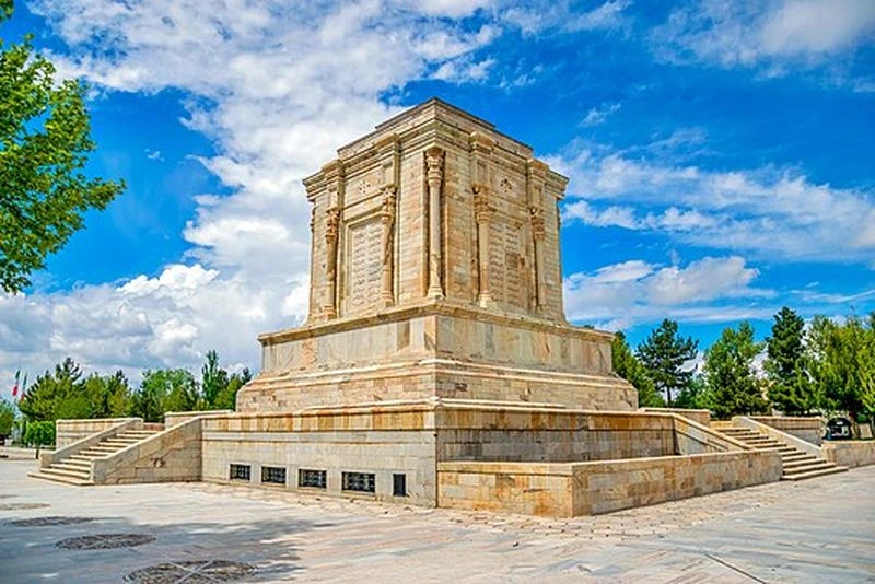 آرامگاه فردوسی؛ آرامگاه شاعر حماسه&zwnj;سرای ایران