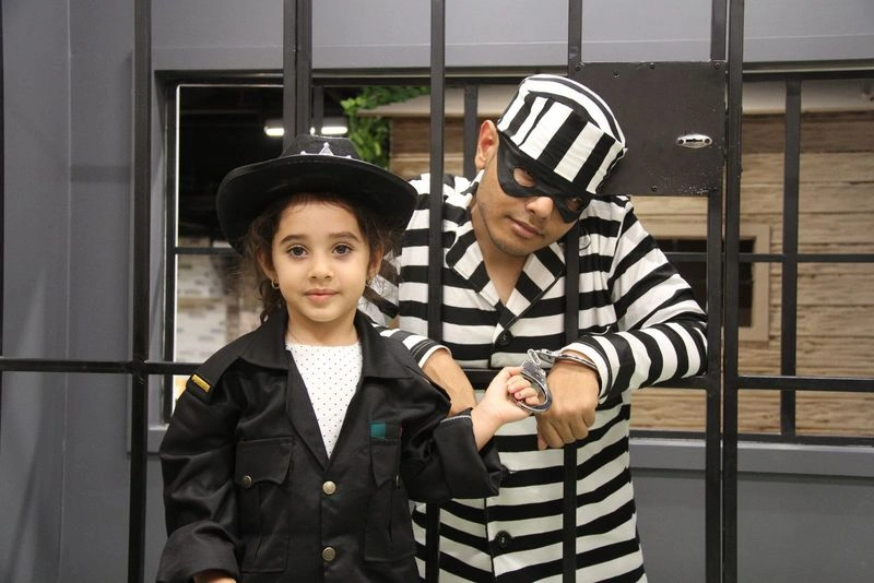 علاوهبر فضاهای متنوع شغلی در مجموعه کارالند خدماتی مثل «فعالیتهای ورزشی، آموزش زبان، بازی با انواع اسباببازیهای رومیزی و زمینی و بازیهای خلاقانه» هم ارائه میشود.