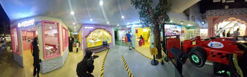 اولین شهر مشاغل کودک با اسم کارالند در مشهد افتتاح شده که در واقع یک شهر در ابعاد مینیاتور به حساب میآید. در این مجموعه هر شغلی که در دنیای بزرگسالان وجود دارد برای کودکان شبیهسازی شده است. خانوادهها میتوانند کودکان ۳ تا ۱۳ ساله را در این مکان قرار داده و خودشان با خیال راحت به گشتوگذار بروند.