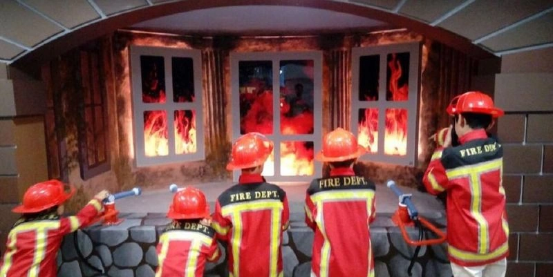 بیش از ۲۵ شغل و غرفه در این مجموعه وجود دارد که بچهها بسته به سلیقه خود میتوانند در آنها مشغول شوند. بچهها میتوانند در هر نوبت که به پارک مراجعه میکنند، شغلهای مختلفی را امتحان کنند، فقط باید در نظر گرفت که هر کدام از این شغلها محدودیتهایی دارند.