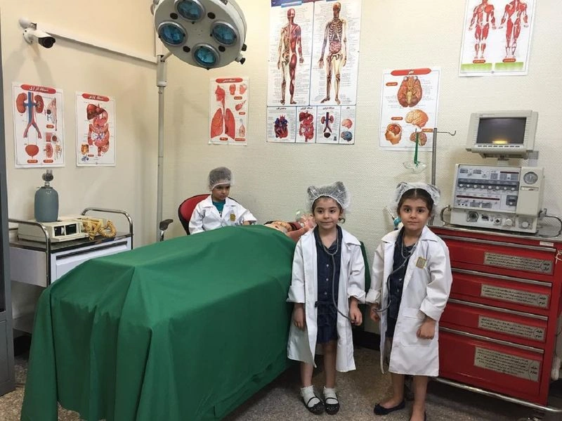 یکی از جذابترین شغلها در مجموعه کارالند، خبرنگاری است. در این قسمت همه امکانات مربوط به خبرنگاری مثل دوربین، میکروفن و... در اختیار بچهها قرار میگیرد. اگر کودک بالای ۵ سال دارید، با انتخاب این بخش به مدت ۱۵ دقیقه فرصت فعالیت در نقش خبرنگاری به همراه گروه ۵ نفره خواهد داشت.