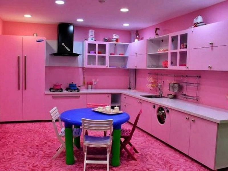 شهربازی مشاغل مشهد یک کارگاه کامل نجاری در اختیار نجار کوچولوها قرار میدهد. کودکان بالای ۴ سال شما میتوانند وارد این قسمت شده و با ابزارهای نجاری آشنا شوند، چوب برش دهند و با آنها کاردستی درست کنند. ۲۰ دقیقه زمان برای این قسمت اختصاص داده شده و ظرفیت آن ۶ نفر است.