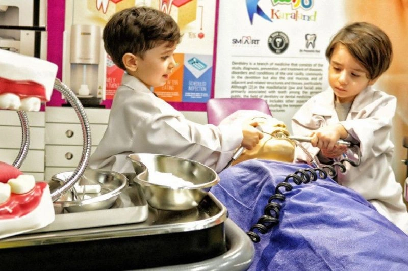 یکی از امکانات شهر کودک مشاغل مشهد، فراهم بودن فضایی مثل مطب دندانپزشک واقعی است که در آن اهمیت مراقبت از دندانها و بهداشت دهان آموزش داده میشود. به خصوص اگر کودکتان از رفتن به دندانپزشک ترس دارد این قسمت به شما کمک میکند تا در محیطی سرگرمکننده خودشان به نقش دندانپزشک در آمده و بر ترسهایشان غلبه کنند.