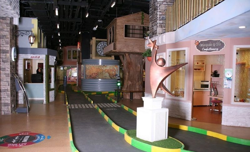 در میان بازی شغلها، مجسمهسازی با گچ، سیمان و سنگ از دیگر کارهایی است که کودکانتان میتوانند به مدت ۲۰ دقیقه در این مکان با آن سرگرم شوند. حداقل سن برای بازی در این قسمت ۳ سال بوده و بازیها به صورت انفرادی در اتاقی با ظرفیت ۶ نفر انجام میشون