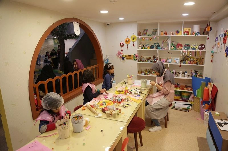 کارگاه شمعسازی یک مکان دوست داشتنی برای کودکان بالای ۳ سال است که به مدت ۲۰ دقیقه میتوانند شمعسازی را یاد بگیرند و به کمک موادی مثل پارافین، رنگ و قالبها شمعهایی در شکلهای مختلف بسازند. اتاقهای شمعسازی ظرفیت ۶ نفره دارند.