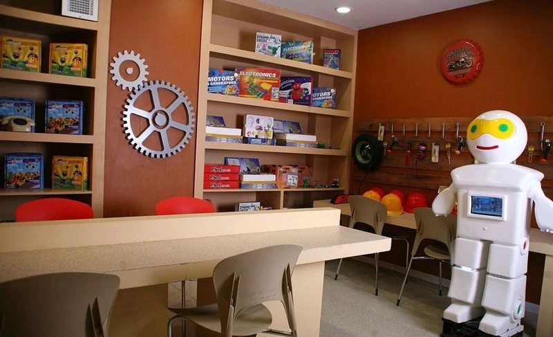 در مجموعه کارالند برای بچهها یک فعالیت عطر و صابونسازی هم در نظر گرفتهاند که سرگرمی مناسبی برای کودکان بالای ۴ سال به مدت ۱۵ دقیقه است. در این مکان به کودکان فرآیند ساخت صابون آموزش داده میشود و آنها میتوانند صابون دلخواهشان را با هر عطر و رنگی که دوست دارند بسازند. نوع این بازی به صورت انفرادی بوده و ظرفیت کارگاه صابونسازی ۳ نفر است.