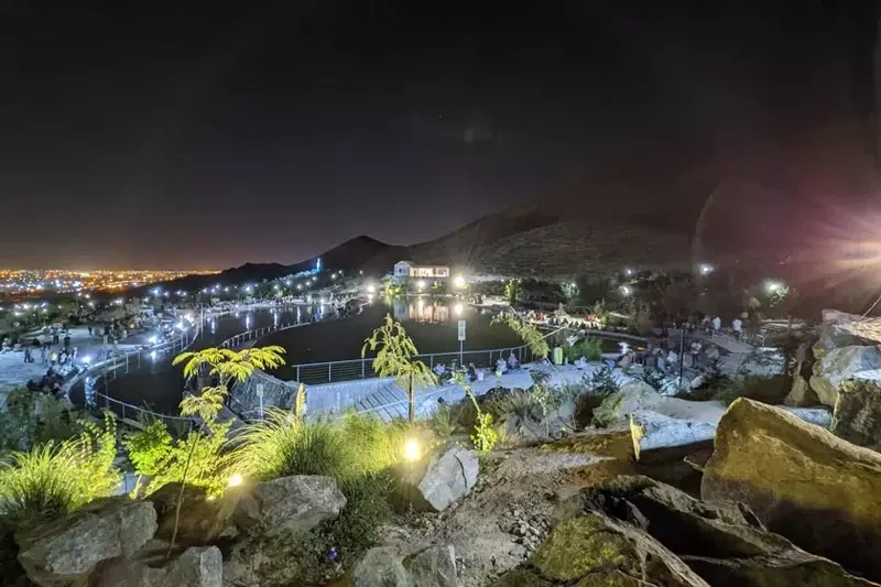 کوهشار مشهد، یکی از مناطق شگفت&zwnj;انگیز و بکر اطراف این شهر مقدس، با طبیعتی دلپذیر و مناظری خیره&zwnj;کننده است. این منطقه که پیش&zwnj;تر با نام بام هاشمیه یا بوستان نماز شناخته می&zwnj;شد؛ حالا و پس از احداث بزرگ&zwnj;ترین آبشار مصنوعی ایران، به نام&zwnj;های بوستان و یا پارک کوهشار شناخته می&zwnj;شود. البته هنوز هم بسیاری از محلی&zwnj;های مشهد، این منطقه را به نام بام هاشمیه می&zwnj;شناسند. این آبشار مصنوعی که به&zwnj;خاطر شرایط جغرافیایی خود، در ۷۸ هکتار احداث شده است، چه در روز و چه در شب فرصتی را برای گردشگران و مشهدی&zwnj;ها فراهم کرده تا در این طبیعت مصنوعی ایجاد شده، آرامشی واقعی را تجربه کنند.