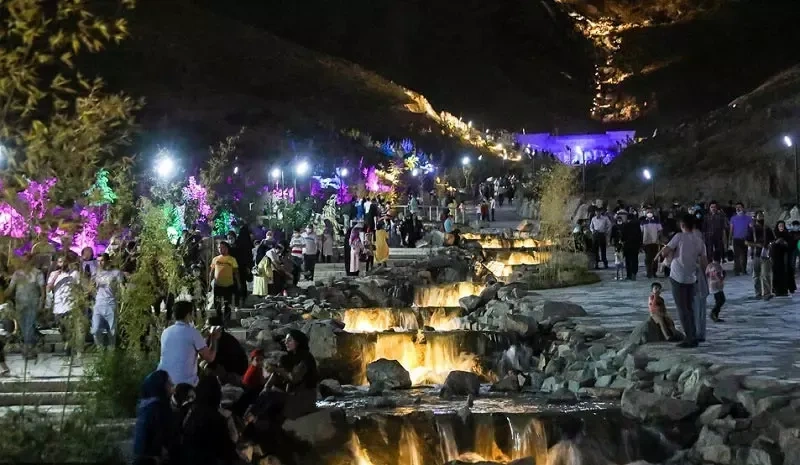 کوهشار مشهد (بام هاشمیه)، یکی از مکان&zwnj;های کم&zwnj;نظیر در ایران است که با قدم گذاشتن در آن، خستگی و دلزدگی دنیای ماشینی این روزها، از وجودتان رخت برمی&zwnj;بندد. اینجا محلی است برای تجربه لحظاتی ساده اما به&zwnj;یادماندنی. پارک خورشید مشهد اجازه می&zwnj;دهد تا بیشتر از این که به محیط فکر کنید، از باهم بودن لذت ببرید. در ادامه، به معرفی برخی از تفریحات هیجان&zwnj;انگیز این منطقه می&zwnj;پردازیم.&nbsp;