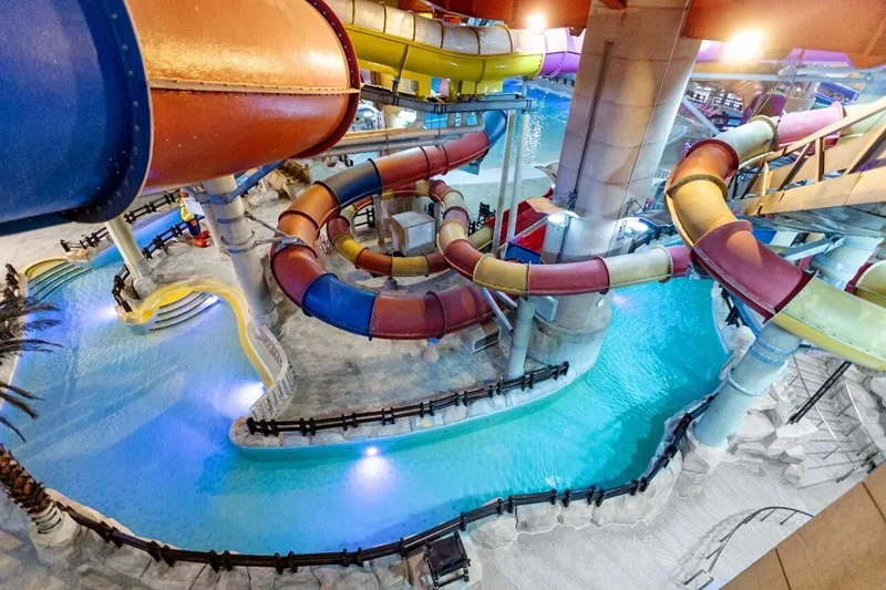 نمای داخلی از فضای پارک آبی موجهای خروشان