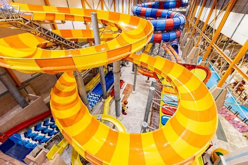 نمایی از سرسرههای موجهای آبی