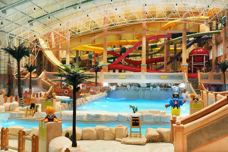 نمایی از استخرهای موجهای آبی