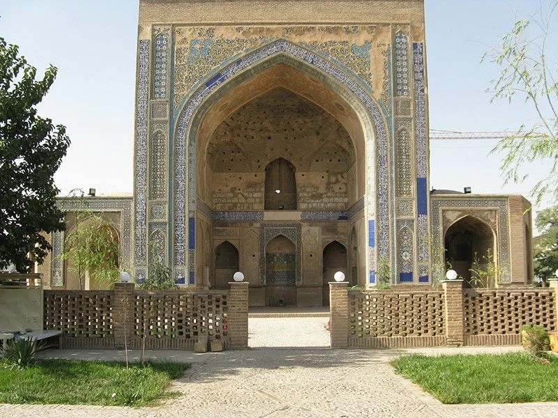 برای بازدید از مصلی مشهد، بهتر است زمانی را انتخاب کنید که نمازی در حال اقامه نباشد. اگر در هنگام برگزاری نماز به مصلی رفتید، دقت کنید که مزاحم نمازگزاران نشوید. هنگام اقامه نماز، از جلوی صف&zwnj;های نماز عبور نکنید. با توجه به اینکه مصلی مشهد در مناسبت&zwnj;های مذهبی مانند عید فطر، عید قربان یا مراسم&zwnj;های خاص شلوغ می&zwnj;شود، بهتر است این زمان&zwnj;ها را برای بازدید انتخاب نکنید.