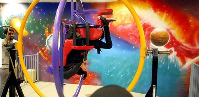 یکی از خاص&zwnj;ترین حس&zwnj;هایی که در این مجموعه می&zwnj;توان تجربه کرد، لمس حس واقعی بی&zwnj;وزنی همانند فضانوردان است که با ترکیبی از علم، هیجان و تخیل کودکانتان را برای مدتی سرگرم خواهد کرد. در این قسمت کودکتان وارد کابینی می&zwnj;شوند که با چرخش و حرکت در جهات مختلف حس بی&zwnj;وزنی را به آن&zwnj;ها می&zwnj;&zwnj;دهد. 