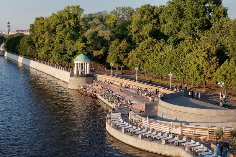 گورکی یک پارک عمومی بسیار محبوب است که با وسعت ۳۰۰ هکتار، در امتداد رودخانه مسکوا قرار دارد. این پارک در سال ۱۹۲۸ تأسیس شد و در طول سالیان با انواع وسایل تفریحی، کافه&zwnj;ها، غرفه&zwnj;ها، بنرهای تبلیغاتی و...، به یک مرکز سرگرمی برای کودکان و بزرگسالان بدل شد.