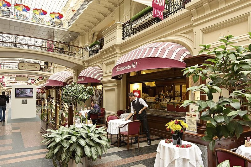 گوم در امتداد ضلع شرقی میدان سرخ، یکی از محبوب&zwnj;ترین مراکز خرید مسکو است و از قرن نوزدهم، بهترین پاساژ شهر بوده است. ساختمان فعلی با معماری قابل&zwnj;توجه و چارچوب فولادی که سقف شیشه&zwnj;ای بزرگ را نگه داشته&zwnj;اند، در قرن ۱۹ ساخته شد و با طول حدود ۲۴۰ متر در امتداد میدان سرخ امتداد پیدا کرد.