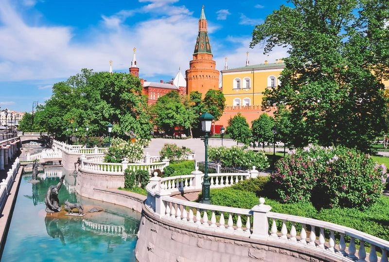 باغ الکساندر، یکی از پررفتوآمدترین پارکهای مسکو است. این مکان با بناهای تاریخی و جاذبههای فراوان به استقبال بازدیدکنندگان میآید و فضایی دیدنی و آرام در دل این شهر بزرگ و شلوغ محسوب میشود. این پارک که پس از شکست ناپلئون و فرانسویها به دستور تزار الکساندر اول ساخته شد، در امتداد دیوار غربی کرملین امتداد پیدا کرده است.