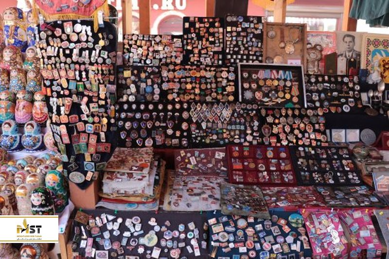 کیف و کفشهای فروشگاههای این بازار اگرچه برندهای مطرحی نیستند اما جزو اجناس با کیفیت این بازار به حساب میآیند که به شما توصیه میکنیم آنها را جدی از نظر بگذرانید.