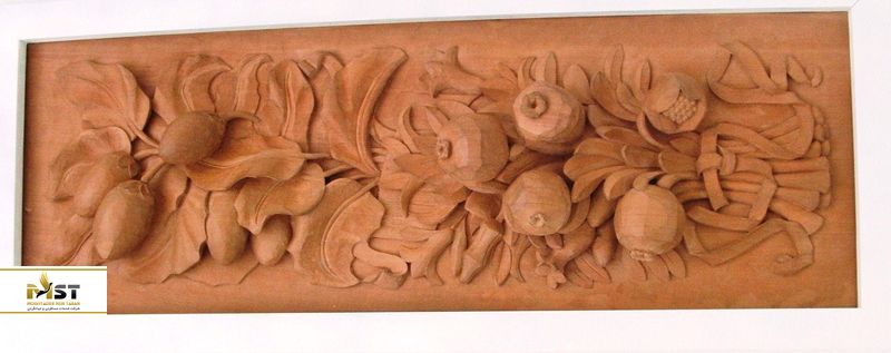 کنده&zwnj;کاری شده روی چوب