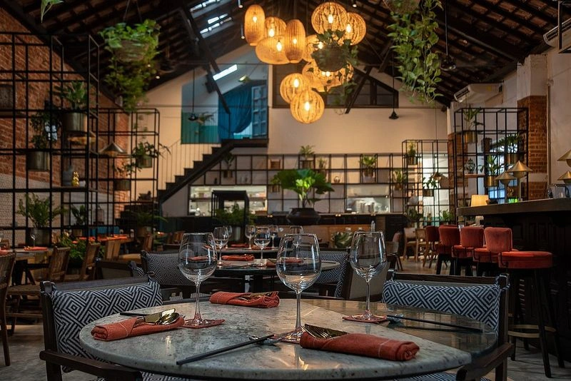 مورد بعدی از بهترین رستوران&zwnj;های کلمبو، کافه رستوران گالری است. این مکان بیشتر به سرو غذاهای بین&zwnj;المللی تمرکز دارد و شما می&zwnj;توانید خوشمزه&zwnj;ترین پاستاها، استیک&zwnj;ها و دسرها را در فضایی مدرن و دوست داشتنی در آن نوش&zwnj;جان کنید.&nbsp;