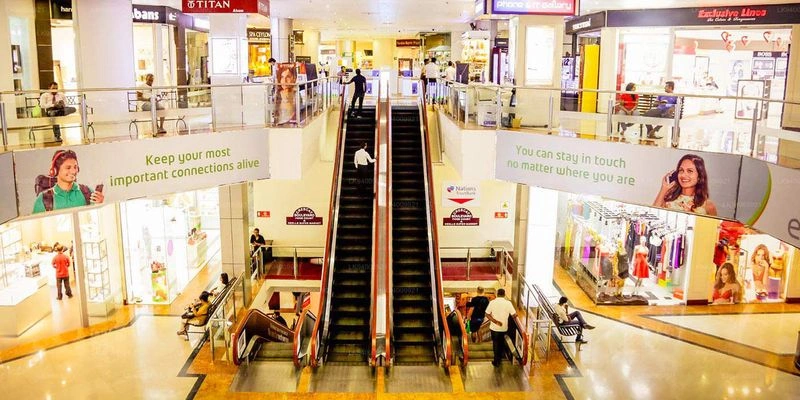 یکی از جاهای دیدنی کلمبو، مرکز خرید مدرن و لوکس کرسکت بلوار است. اگر اهل خرید از بین برندهای معروف بینالمللی هستید در این مرکز خرید میتوانید تجربه خرید خوبی داشته باشید. گفتنی است علاوهبر بوتیکهای شیک متنوع این مجموعه چندین رستوران و کافه دوست داشتنی هم دارد که میتوانید بعد از ساعتها خرید در آنها استراحت کنید.