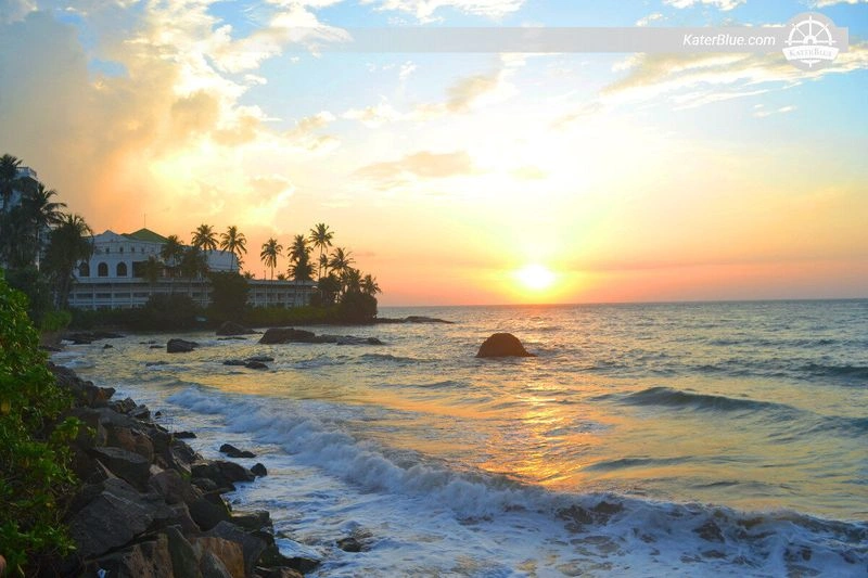 پیدا کردن ساحل خوب در کلمبو کار سختی نیست؛ چون سواحل از جمله اصلی&zwnj;ترین جاهای دیدنی شهر هستند. البته در بین همه آن&zwnj;ها تفریح در ساحل مانت لاوینیا، در بین توریست&zwnj;ها پرطرفدارتر است. این ساحل دوست داشتنی تقریبا ۱۲ کیلومتر امتداد دارد و شما می&zwnj;توانید در کنار آب&zwnj;های شفاف و آرام سری به کافه&zwnj;ها و رستوران&zwnj;های اطراف زده و از تماشای مناظر زیبا و امکانات تفریحی مثل قایق&zwnj;سواری، جت&zwnj;اسکی سواری و... لذت ببرید.&nbsp;