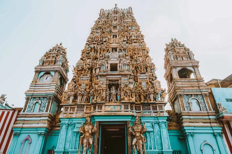 اگر دوست دارید از یک معبد هندو در کلمبو دیدن کنید، حتما به معبد پتاهیا سر بزنید. این مجموعه در منطقه پرجنبوجوش پتاهیا قرار گرفته است. شما میتوانید در این معبد از مجسمههای باشکوهِ خدایان هندو دیدن کنید.