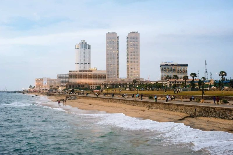 از آنجایی که کلمبو، شهری با تاریخ پرفراز و نشیب و فرهنگ غنی است، اغلب جاهای دیدنی آن در خیابان&zwnj;ها قرار دارند. به طوریکه حین گشت و گذار در کلمبو و قدم زدن در خیابان&zwnj;های آن می&zwnj;توانید ساختمان&zwnj;ها و بناهای تاریخی به جا مانده از دوران استعمار را ببینید.