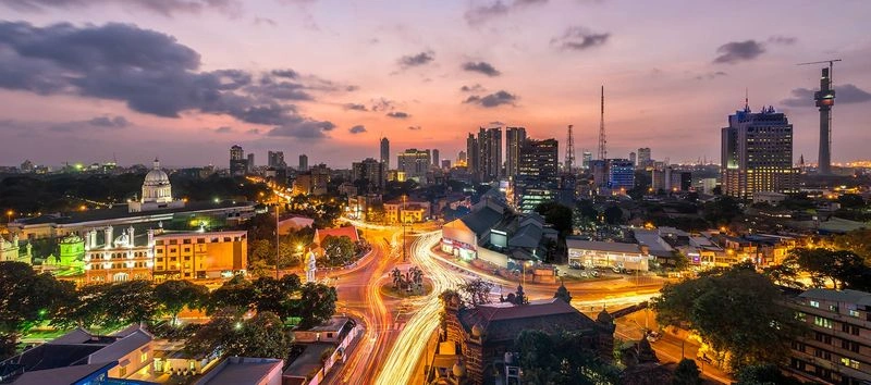 مراکز خرید، بازار محلی پیتا، موزه ملی، پارک ویهاراماهادی و معبد گانگارامایا از جمله مهم&zwnj;ترین جاذبه&zwnj;های گردشگری کندی هستند که می&zwnj;توانید در طول سفرتان از آن&zwnj;ها دیدن کنید. هر چند بهترین زمان سفر به سریلانکا ماه&zwnj;های بین آذر تا شهریور است اما کلمبو با فرصت&zwnj;ها و تفریحات متنوع&zwnj; در فصل&zwnj;های بهار و تابستان هم می&zwnj;تواند گزینه مناسبی برای سفر باشد. از دیگر امتیازهای سفر به این شهر دیدنی سریلانکا، امکان پرواز مستقیم از فرودگاه امام خمینی تهران به فرودگاه بین&zwnj;المللی کلمبو است.