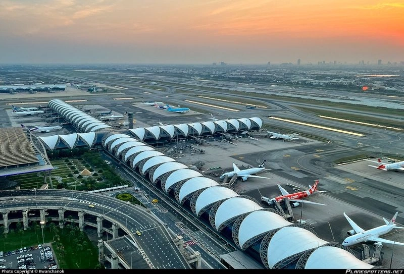 فرودگاه های بانکوک از نخستین ایستگاه&zwnj;هایی هستند که مسافران در سفر به پایتخت تایلند با آن&zwnj;ها روبرو می&zwnj;شوند. آشنایی با این فرودگاه&zwnj;ها نه&zwnj;تنها می&zwnj;تواند تجربه ورود یا خروج از شهر را راحت&zwnj;تر کند، بلکه در برنامه&zwnj;ریزی هوشمندانه سفر نیز تأثیرگذار است. بانکوک دارای دو فرودگاه اصلی است: فرودگاه بین&zwnj;المللی سووارنابومی (Suvarnabhumi) که مدرن&zwnj;تر و بزرگ&zwnj;تر است، و فرودگاه بین&zwnj;المللی دن موئنگ (Don Mueang) که اغلب پروازهای ارزان&zwnj;قیمت و منطقه&zwnj;ای را پوشش می&zwnj;دهد.