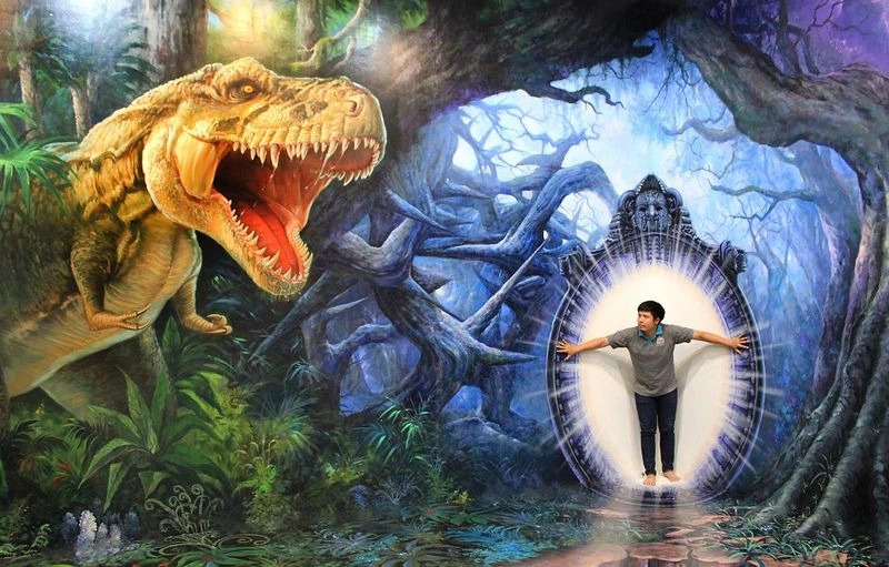 گالری آرت این پارادایس یک موزه هنری سرگرم&zwnj;کننده است که هنر معاصر را با فناوری مدرن ارائه می&zwnj;دهد و جذابیت&zwnj;های بصری توهمی و چشمگیر ایجاد می&zwnj;کند. در این موزه، حدود ۱۰۰ اثر هنری به&zwnj;صورت سه&zwnj;بعدی به نمایش گذاشته شده&zwnj;اند و می&zwnj;توانید در کنار آنها بایستید و عکس&zwnj;های جذابی بگیرید. گردشگران و مردم محلی بسیاری از این مکان دیدن می&zwnj;کنند و در جذابیت&zwnj;های آن غرق می&zwnj;شوند. این موزه به چندین اتاق با تم&zwnj;های مختلفی مثل دنیای زیر آب، دنیای دایناسورها، آبشار، مصر و... تقسیم شده است.&nbsp;