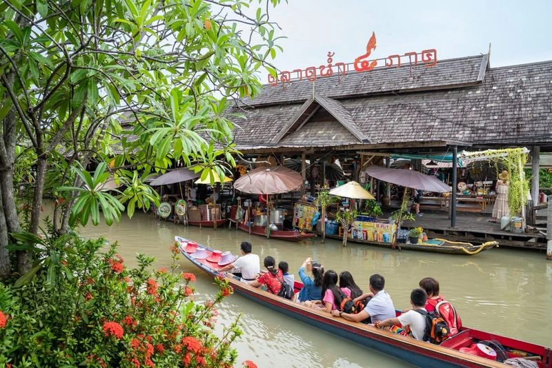 اینجا یکی از سرگرم&zwnj;کننده&zwnj;ترین بازارهای پاتایا به مساحت ۱۰۰۰۰۰ مترمربع است و یک حوضچه بزرگ و بیش از ۱۱۴ غرفه را شامل می&zwnj;شود که غذاهای اصیل تایلندی مثل کانوم جین، سوپ نودل، پدتای، کاری و همچنین دسرها، میوه&zwnj;ها و سوغاتی&zwnj;ها را می&zwnj;فروشند.&nbsp;