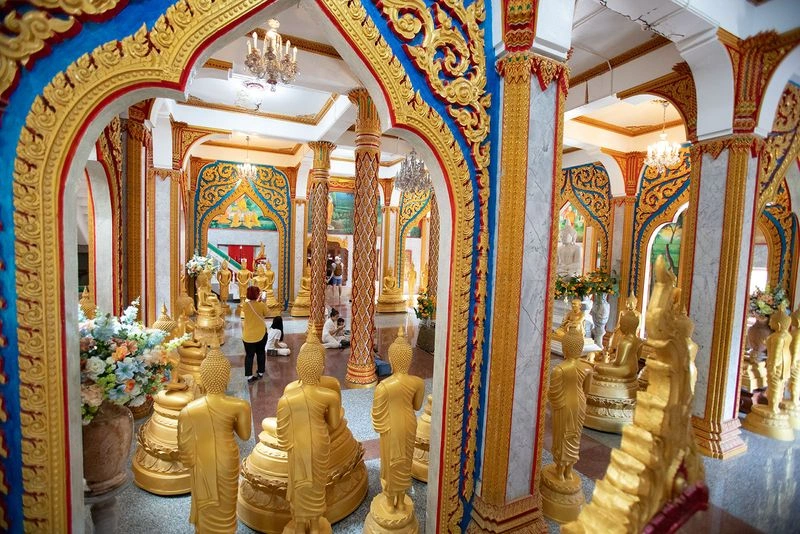 باغ&zwnj;های اطراف وات چالونگ، بهشتی از آرامش هستند که با مجسمه&zwnj;های تزئینی و برکه&zwnj;های پر از گل تزئین شده&zwnj;اند. 