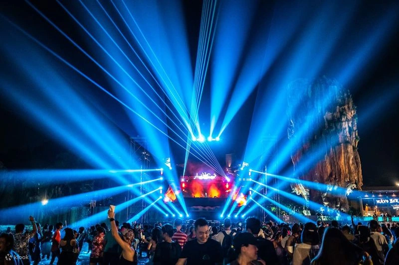 در طول جشن سونگکران، پوکت به محلی برای کنسرتها و نمایشهای محلی تبدیل میشود. در نقاط مختلف جزیره، از جمله ساحل پاتونگ و مناطق مرکزی، برگزاری کنسرتهای زنده با موسیقی محلی و مدرن به فضای شاد جزیره کمک زیادی میکنند.