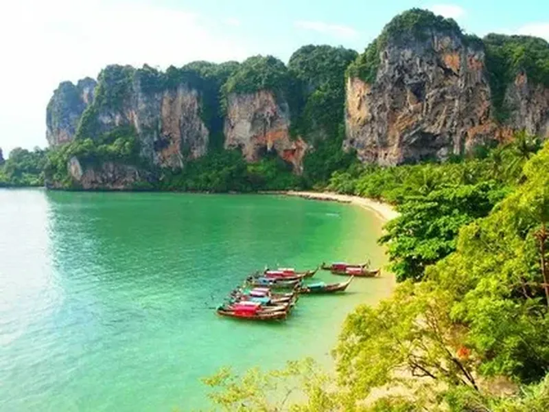 کرابی (Krabi) یکی دیگر از جزایر بسیار زیبا در تایلند است که به&zwnj;خاطر سواحل استثنایی خود معروف شده و گردشگران برای تفریحات آبی، غواصی و اسنورکلینگ به آنجا می&zwnj;روند. 