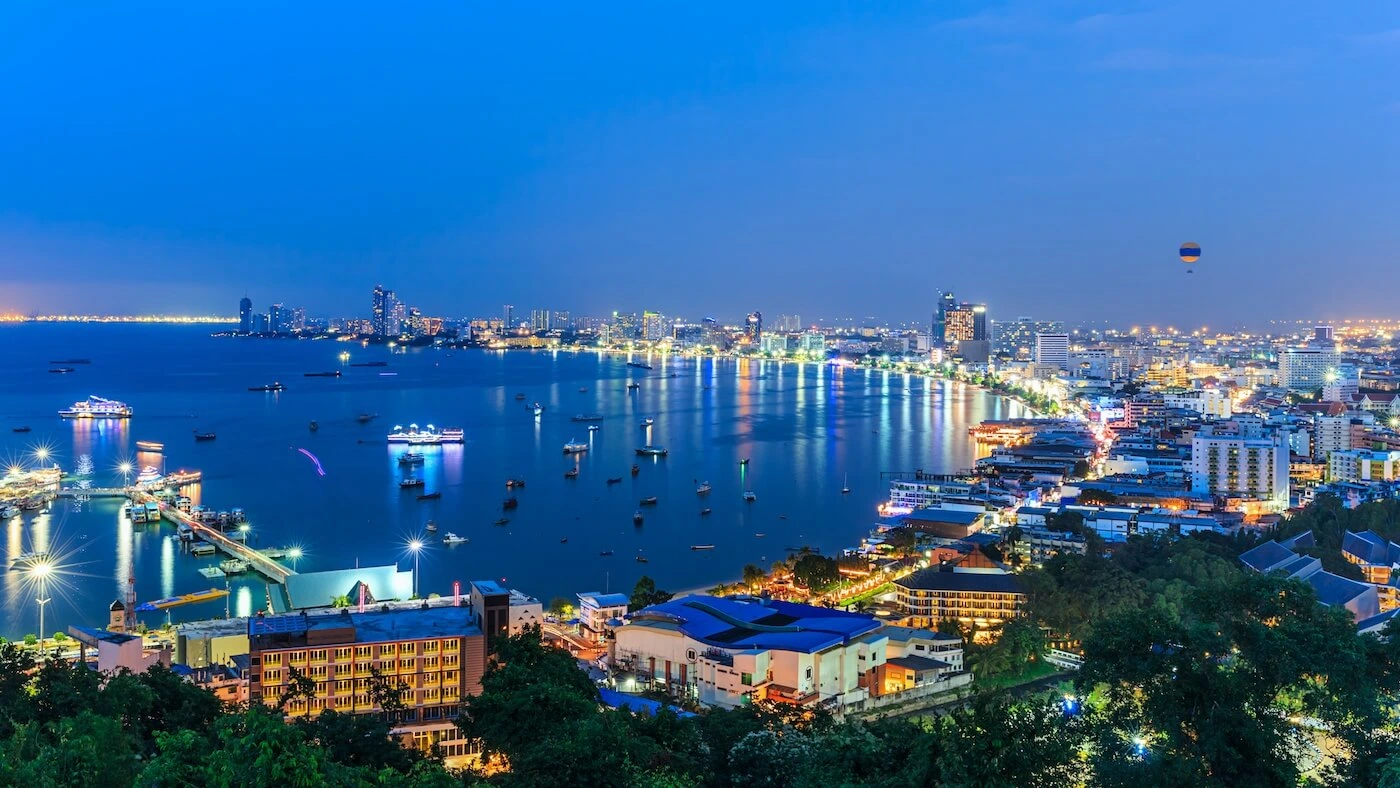 چیزی که پاتایا (Pattaya) به آن معروف است، خیابان&zwnj;های بزرگ مملو از مراکز تفریحات شبانه بوده که هر شب تا پاسی از صبح صدای موسیقی بلند از آنجاها به گوش می&zwnj;رسد.