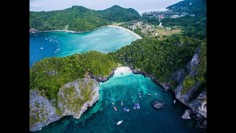 جزیره کوچک فی&zwnj;فی (Phi Phi) به خاطر زیبایی طبیعی خارق&zwnj;العاده&zwnj;اش یکی از پربازدیدترین جاذبه&zwnj;های گردشگری تایلند به&zwnj;حساب می&zwnj;آید.