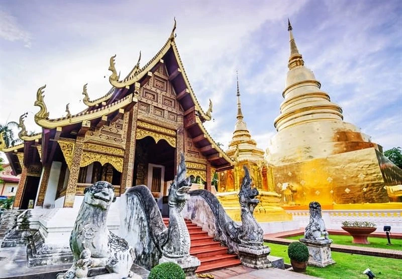 تایلند به جشن&zwnj;ها و فستیوال&zwnj;هایش معروف است و زمان&zwnj;هایی مثل سال نو چینی، جشنواره آب تایلند (Songkran Festival)، جشنواره نور تایلند (Loy Krathong) و کریسمس، از بهترین زمان&zwnj;های سفر به این کشور است.