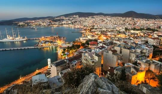 کوش&zwnj;آداسی یکی از محبوب&zwnj;ترین شهرهای ساحلی ترکیه است که با سواحل دیدنی، بازارهای پرجنب&zwnj;وجوش و نزدیکی به جاذبه&zwnj;های تاریخی مانند افسوس، به مقصدی پرطرفدار برای گردشگران تبدیل شده است.