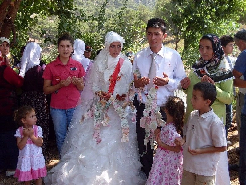 عروس معمولاً یک روبان قرمز به دور کمر خود می&zwnj;پیچد. این روبان و رنگ نشانه پاکی، شانس و ثروت است. داماد هم تاکسیدو یا کت و شلواری رسمی و معمولی می&zwnj;پوشد. این روزها دیگر خبری از لباس&zwnj;های سنتی ترکیه نیست و تقریباً همه مردم دنیا، شبیه به هم لباس می&zwnj;پوشند.
