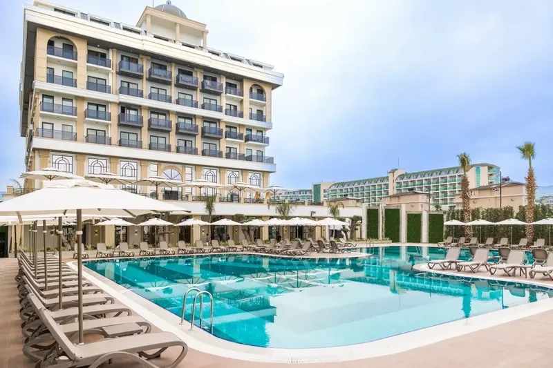 هتل سرنیتی کویین (Serenity Queen) دیگر هتل آل اینکلوسیو آلانیا که از هر نظر انتخابی عالی برای اقامت در این شهر به حساب می&zwnj;آید.&nbsp;