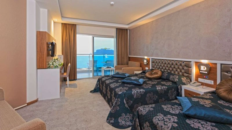 هتل دیاموند هیل ریزروت (Diamond Hill Resort Hotel)&nbsp; نه تنها از هتل&zwnj;های UALL بسیار خوب در آلانیا است، بلکه جزو هتل&zwnj;های خانوادگی آلانیا محسوب می&zwnj;شود و گزینه&zwnj;ای عالی برای یک تعطیلات خانوادگی است. این مجموعه دارای مرکز اسپا و سلامتی، فضای داخلی و اتاق&zwnj;های شیک، استخری بزرگ، ساحل اختصاصی، بار و سالن ورزشی است.