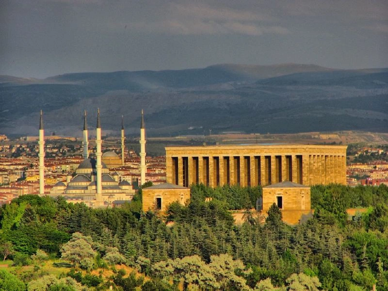 اگر قصد استفاده از مترو را داشتید کافی است خودتان را به ایستگاه تاندوغان (Tangogan) یا کوجاتپه (Kocatepe) برسانید و از آنجا کمی پیاده&zwnj;روی کنید. در دسترسی با اتوبوس هم نزدیک&zwnj;ترین ایستگاه به آنیت کبیر، ایستگاه دوشه&zwnj;تپه (Dustepe) است. عکس ۱۲