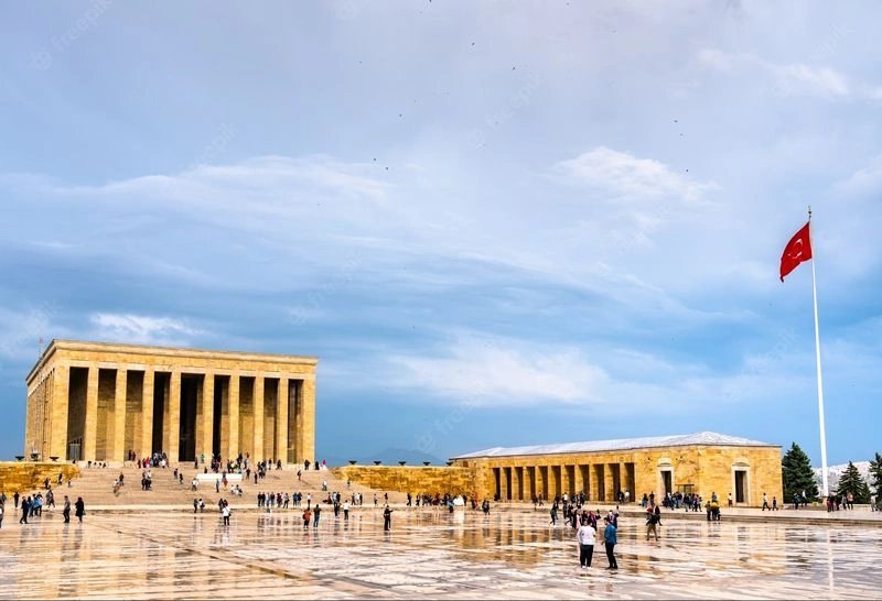 میدان تشریفات در انتهای جاده شیرها قرار دارد. این منطقه به طول ۱۲۹ متر و عرض ۸۴ متر بوده و برای پذیرایی از ۱۵۰۰۰ نفر طراحی شده است. کف آن با ۳۷۳ نقش قالی و گلیم (فرش ترکی) تزیین شده که از سنگ تراورتن در رنگ&zwnj;های متنوع برای این منظور کمک گرفته&zwnj;اند. در اصل این مکان را می&zwnj;توان&nbsp; میدان مراسم&zwnj;های رسمی و جلسات یا زمین رژه هم نامید؛ چون مهم&zwnj;ترین مراسم&zwnj;های ملی کشور در این قسمت برگزار می&zwnj;شوند.