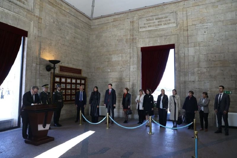 تابوت نمادین مقبره آتاتورک در داخل تالار افتخار قرار دارد. این قسمت در اصل مهم&zwnj;ترین بخش آنیت کبیر به حساب می&zwnj;آید. این سازه در ابعاد ۴۱.۶ در ۵۷.۳۵ متر طراحی شده و تا ارتفاع ۱۷ متر بالا می&zwnj;رود. در اطراف مقبره شاهد ستون&zwnj;هایی خواهید بود که حدود ۱۴ متر طول دارند. 