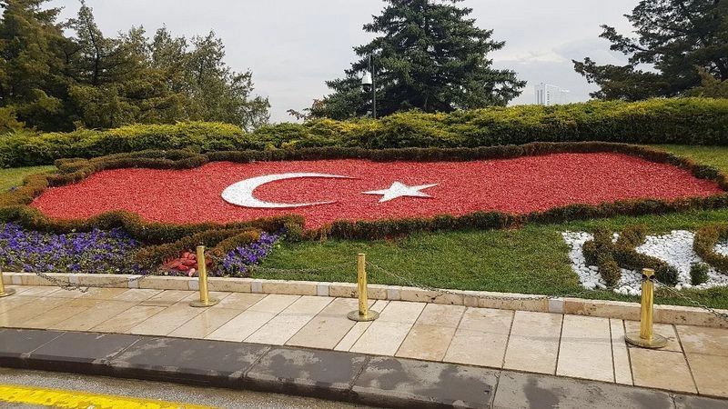 پارکی که اطراف این بنای تاریخی را احاطه کرده است به افتخار یکی از جملات معروف آتاتورک "صلح در خانه، صلح در جهان است"، پارک صلح نامیده می&zwnj;شود. این محدوده شامل حدود ۵۰۰۰۰ درخت، گل و درختچه تزئینی بوده که از ۱۰۴ گونه مختلف هستند و از حدود ۲۵ کشور اهدا شده&zwnj;&zwnj;اند.